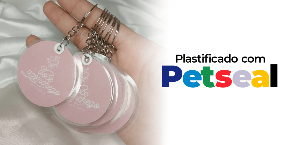 Chaveiro personalizado feito com Petseal, ideal para mochilas escolares."