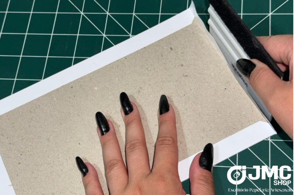  Acabamento da capa de agenda com virada das bordas