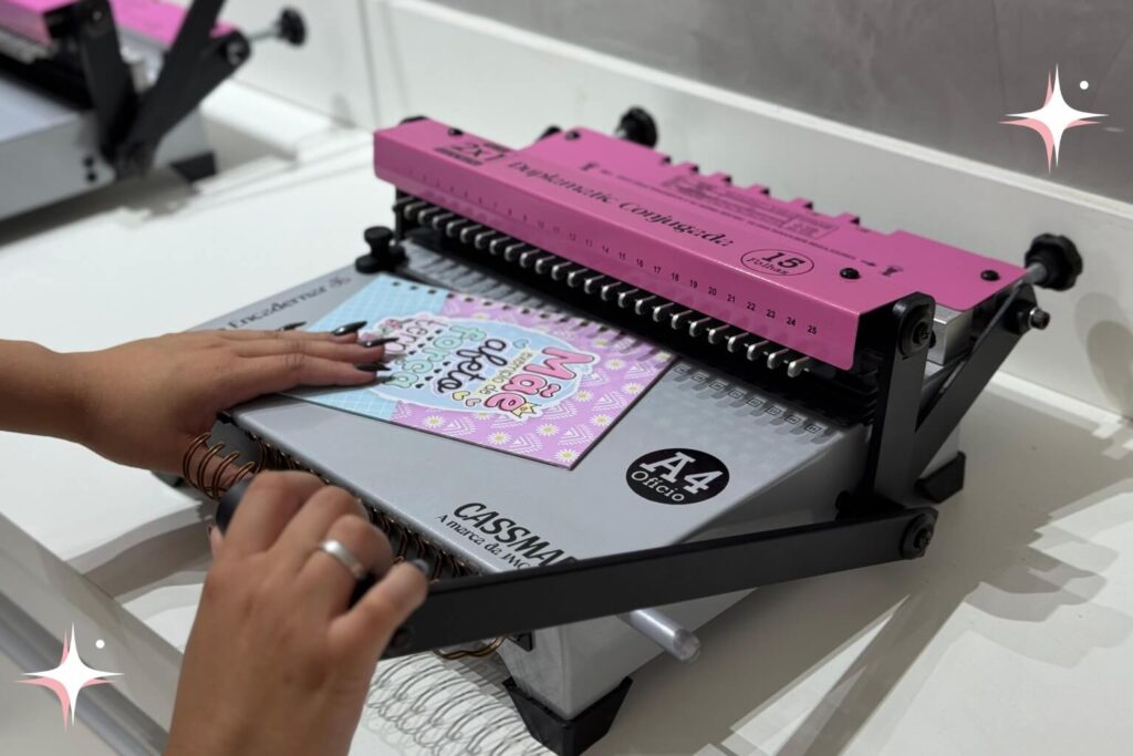 Encadernadora utilizada para perfuração e encadernação de agendas e cadernos