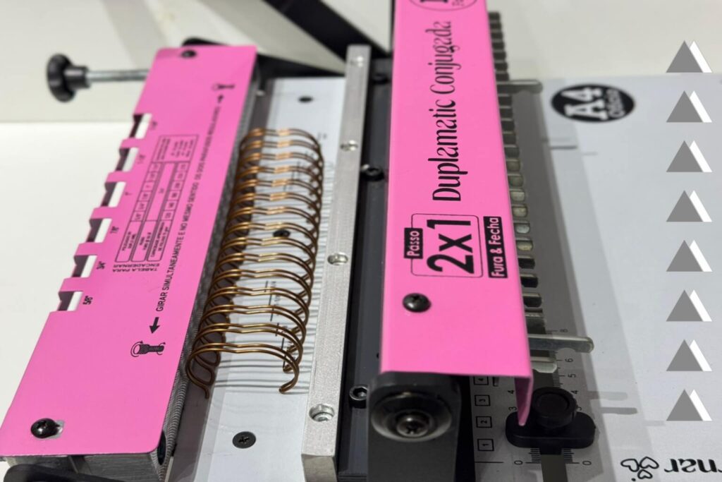 Fechamento do wire-o na encadernadora durante o processo de encadernação